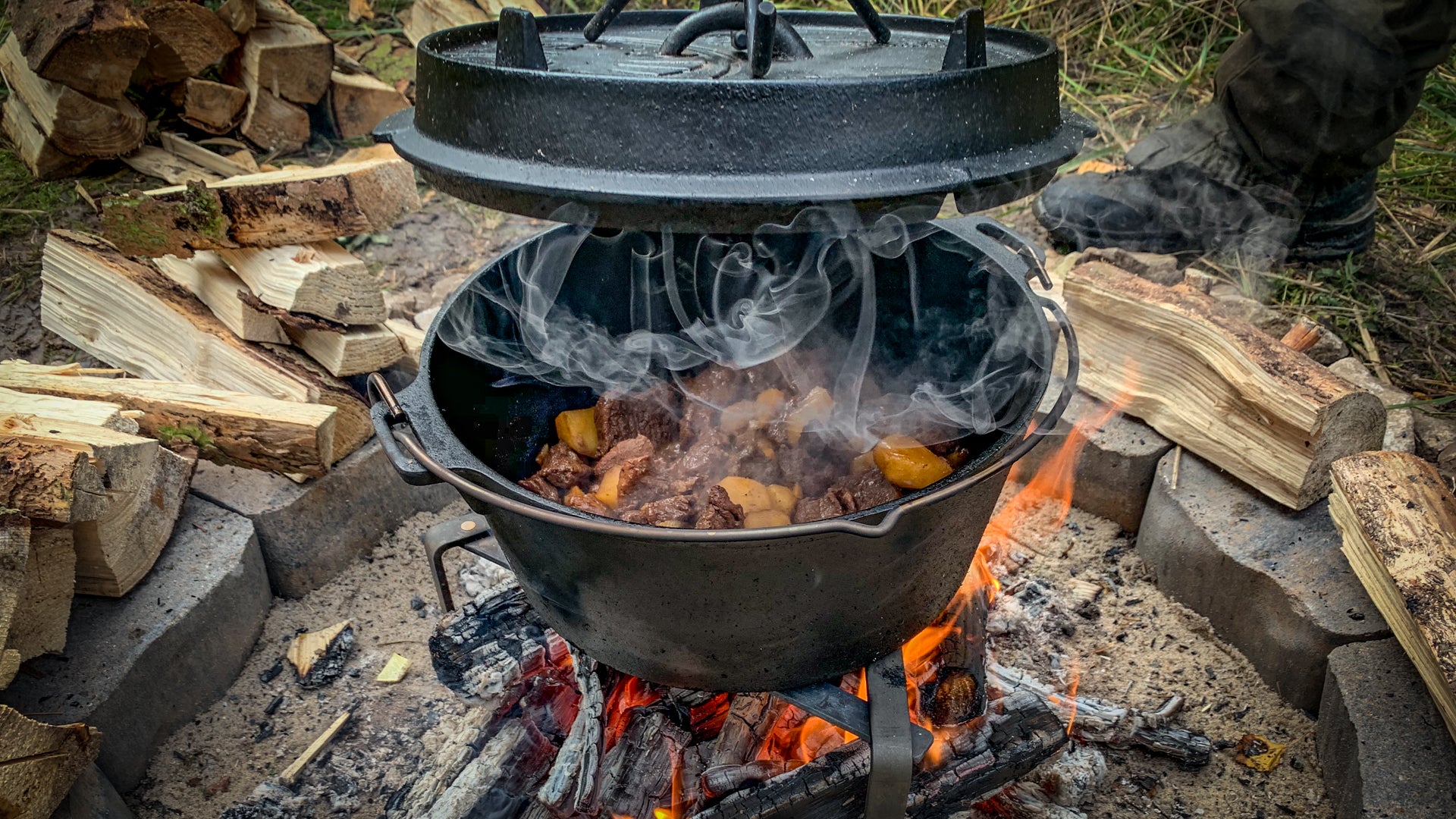 Gulasch mit Kartoffeln aus dem Dutchoven